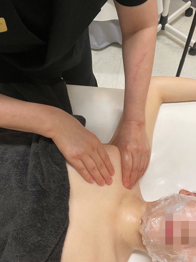 불광역 작은 — 채우리 에스테틱 1차 팩을 올린 채 데콜테를 풀어요